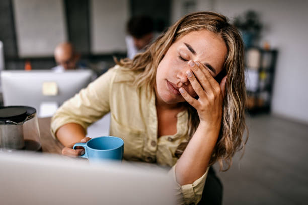 femme d’affaires fatiguée se frottant les yeux - stress photos et images de collection