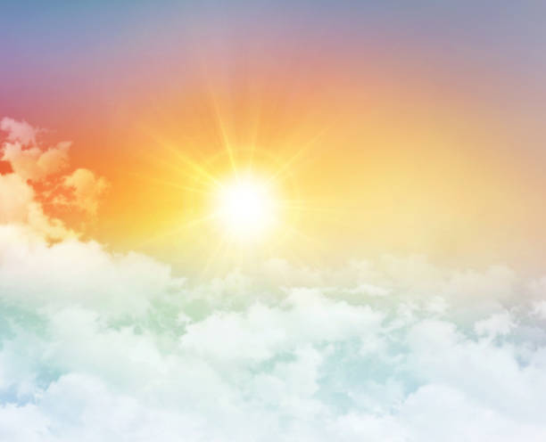 하늘에서 떠오르는 태양과 하얀 구름 - spectrum sunbeam color image sunlight 뉴스 사진 이미지