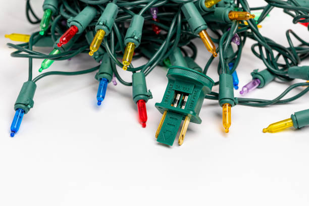 luzes de cordas de natal se fundem e plugam. reparo de iluminação de férias, conceito de segurança e decoração. - christmas tangled christmas lights lighting equipment - fotografias e filmes do acervo