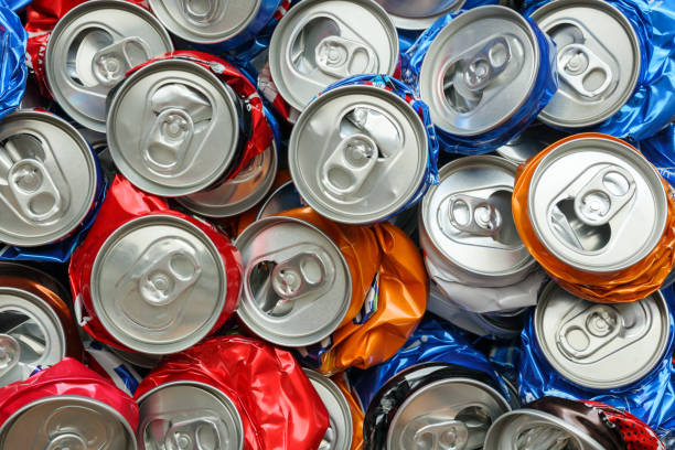 reciclar metal de alumínio esmagado pode desperdiçar fundo - crushed can soda drink can - fotografias e filmes do acervo