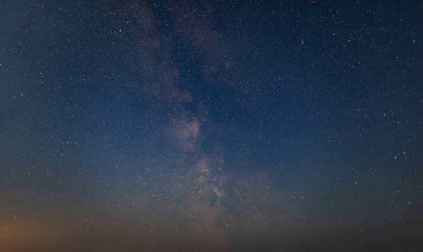 cielo nocturno estrellado con vista impresionante de la galaxia de la vía láctea - high resolution fotos fotografías e imágenes de stock