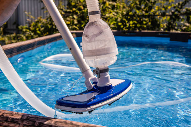 limpiar la piscina con una aspiradora. equipos de limpieza para piscinas pequeñas - backwash fotografías e imágenes de stock