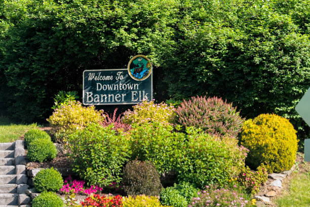 benvenuti nel centro di banner elk segno in north carolina con piante da giardino nella città famosa per le stazioni sciistiche di sugar e beech mountain - grandfather mountain foto e immagini stock