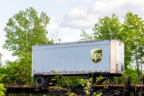 firma kurierska ups united parcel service podpisuje się na kontenerze wysyłkowym w pociągu na torach przemysłowych w wirginii - united parcel service truck shipping delivering zdjęcia i obrazy z banku zdjęć