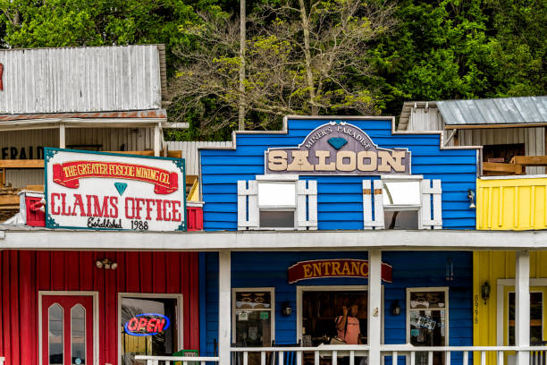 città della carolina del nord con cartello per greater foscoe mining company negozio negozio che vende gioielli di gemme e miner's paradise saloon bar ristorante - grandfather mountain foto e immagini stock