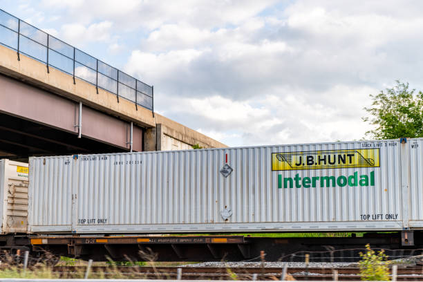 jbハントインターモーダル貨物輸送コンテナバージニア州の鉄道機関車の列車の輸送コンテナは、ルート移動中の出荷を追跡します - jbhunt ストックフォトと画像