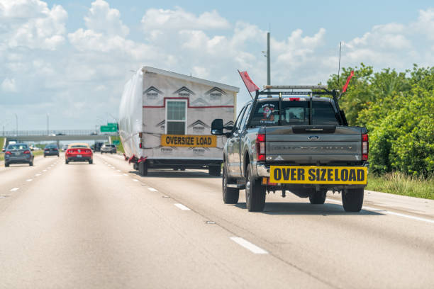 autopista interestatal i95 al sur de miami con letrero en el automóvil del camión para la carga de gran tamaño que transporta la casa modular primus house en la grúa - trucking vehicle trailer oversized transportation fotografías e imágenes de stock