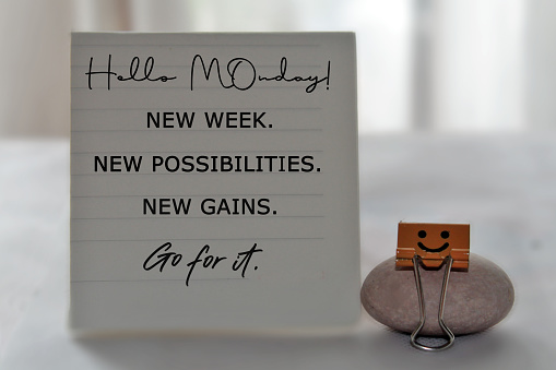 Mensaje motivacional del lunes en un papel de nota - Hola lunes. Semana nueva. Nuevas posibilidades. Nuevas ganancias. A por ello. photo
