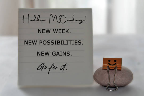 ノートペーパー上の月曜日の動機付けメッセージ - こんにちは月曜日。新しい週。新しい可能性。新しい利益。それのために行く。 - 月曜日 ストックフォトと画像