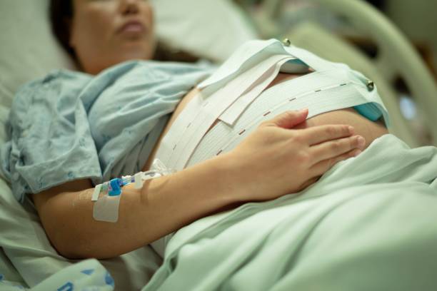임신 한 여성이 병원에서 유도되고, iv 및 수축 모니터. - labour room 뉴스 사진 이미지