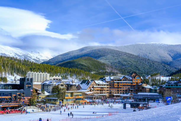 vista del pueblo base en colorado, ee.uu., estación de esquí en un agradable día de invierno - apres ski ski snow mountain fotografías e imágenes de stock