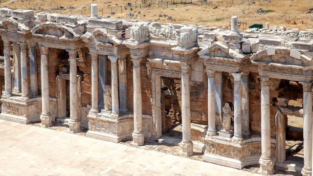 ancien amphithéâtre de hiérapolis - parc naturel de pamukkale, turquie - hierapolis photos et images de collection