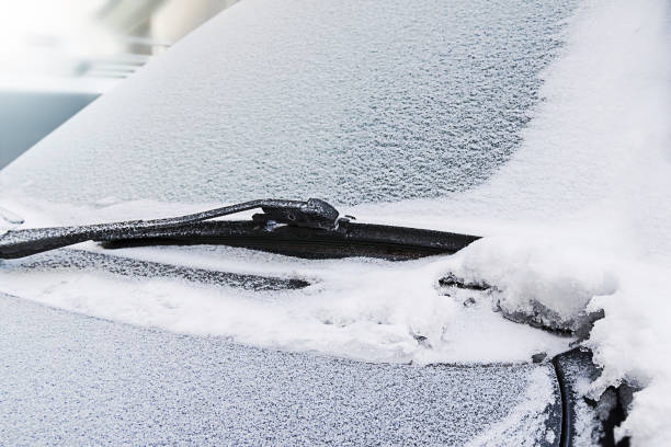 eis auf der windschutzscheibe des autos - blizzard ice damaged snow stock-fotos und bilder
