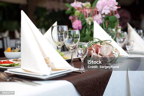 Tavolo Da Banchetti - Fotografie stock e altre immagini di Albergo - Albergo, Albergo di lusso, Arrangiare