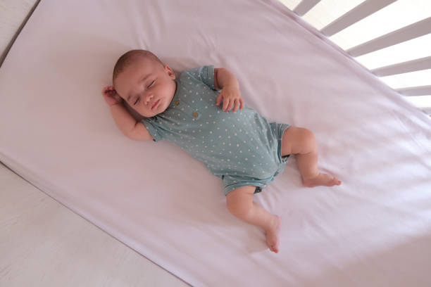 kaukasisches baby schläft - babybett stock-fotos und bilder
