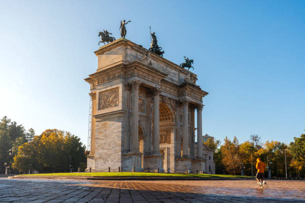 arco della pace w mediolanie w pobliżu parco sempione - neo classical architecture zdjęcia i obrazy z banku zdjęć