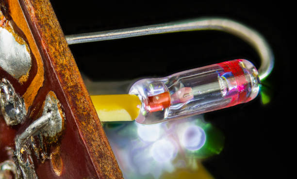 diode germanium semi-conductrice vintage avec détecteur de cristal à l’intérieur d’un tube en verre soudé - vacuum tube old technology retro revival photos et images de collection