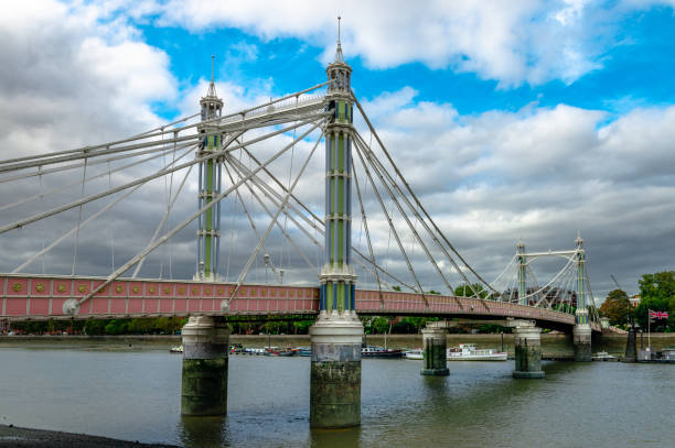 英国ロンドンのテムズ川のタイドウェイに架かる道路橋、アル��バート橋。 - battersea park ストックフォトと画像