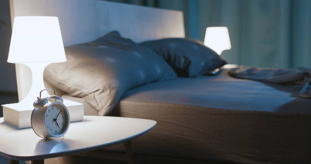 夜のモダンなベッドルームルームインテリア - bed ストックフォトと画像