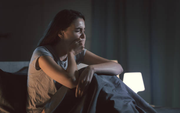 jovem mulher sonolenta acordada em seu quarto - yawning - fotografias e filmes do acervo