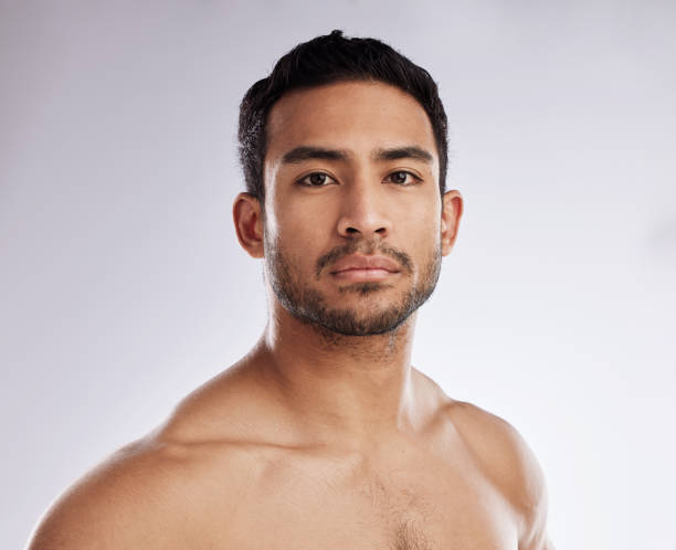 foto de un joven guapo en un fondo de estudio - shirtless fotografías e imágenes de stock