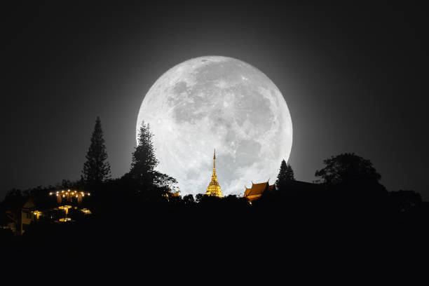 phra that doi suthep temple at night with full moon, luna. thai architecture temple golden holy shrines light religious, northern chiang mai, thailand. - suthep imagens e fotografias de stock