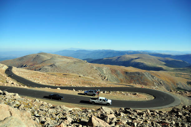 마운트 에반스 시닉 바이웨이, 마운트 에반스, 콜로라도, 미국에서 스위치백에 자동차 - mountain peak long colorado mountain 뉴스 사진 이미지