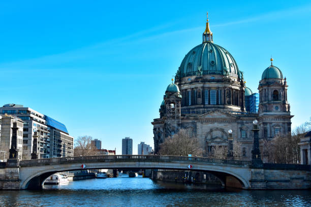 schöne aussicht auf den historischen berliner dom auf der berühmten museumsinsel im sommer, berlin, deutschland - berlin cathedral berlin germany museum island sunlight stock-fotos und bilder