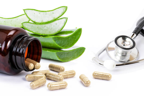 aloe vera  plant and herbal capsule pills - chinese medicine herb pill nutritional supplement imagens e fotografias de stock