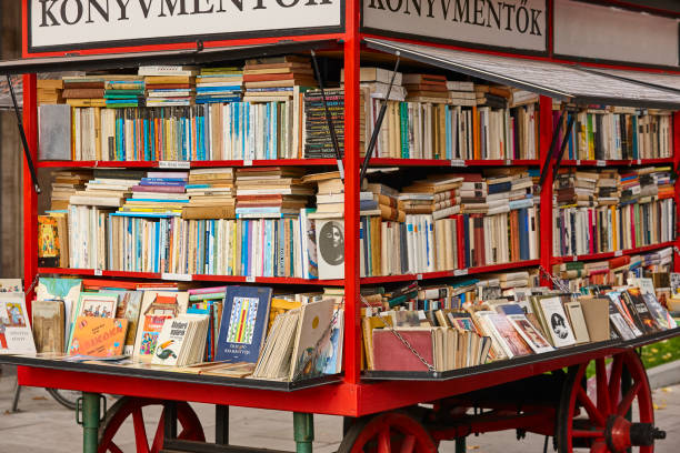 ブダペストの市内中心部にある伝統的な旅行書店。ハンガリー文化 - buda ストックフォトと画像