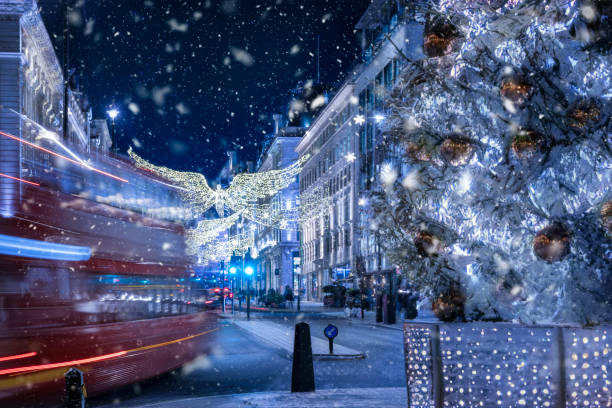 vista concettuale di londra durante l'inverno natalizio - london england christmas snow winter foto e immagini stock