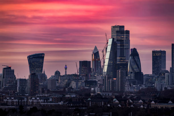 the illuminated skyline of the financial district city of london - canary wharf built structure building exterior construction imagens e fotografias de stock