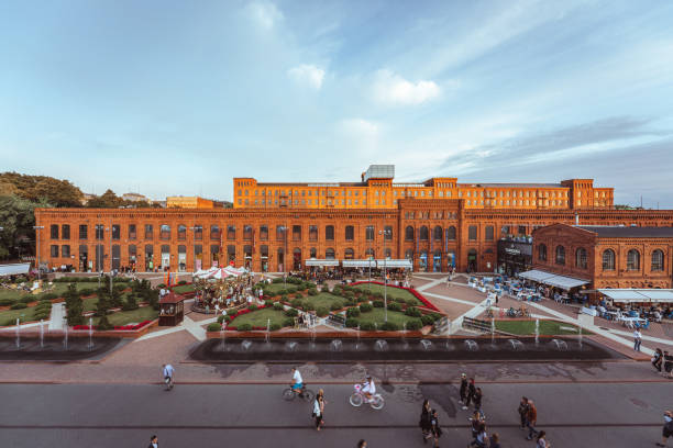 persone che camminano nella zona di manufaktura - lodz foto e immagini stock