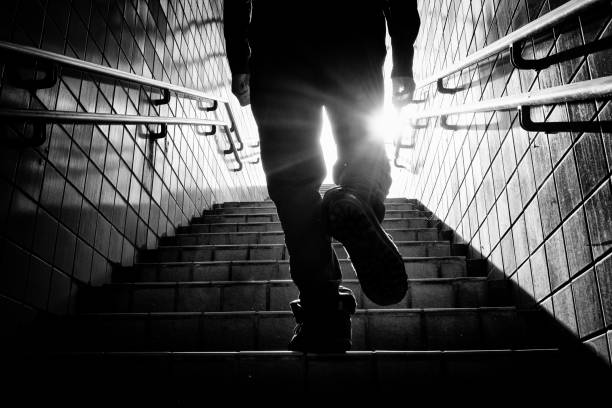 image de la silhouette d’un homme montant les escaliers - moving up flash photos et images de collection