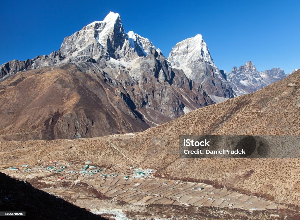 Dingboche village and Himalayas mountains Dingboche village and Himalayas - way to mount Everest base camp - Khumbu valley - Nepal Agricultural Field Stock Photo