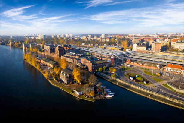 vista aerea del fiume oder e della stazione ferroviaria principale di stettino, polonia - industry szczecin europe nautical vessel foto e immagini stock