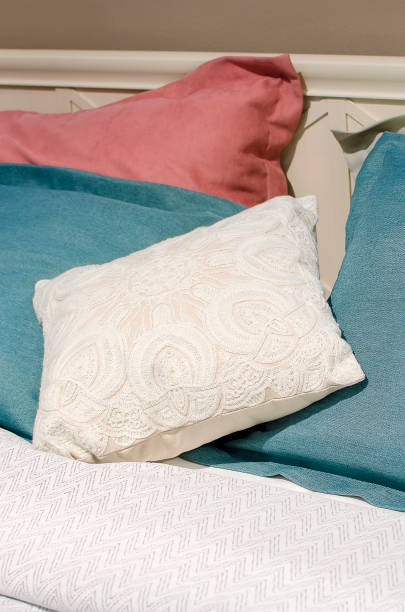 des oreillers multicolores reposent sur le lit. gros plan, mise au point sélective. - bedroom bed comfortable double bed photos et images de collection