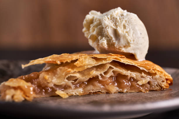 tarte aux pommes croustillante avec glace à la vanille - stroodle photos et images de collection