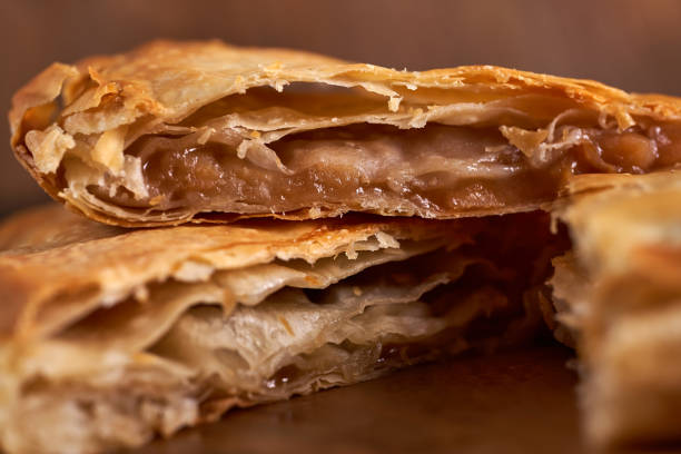 primo piano della torta di mele croccante - stroodle foto e immagini stock