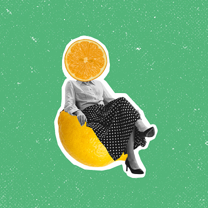 Collage de arte contemporáneo de mujer con cabeza de rodaja de limón sentada sobre limón aislado sobre fondo verde photo