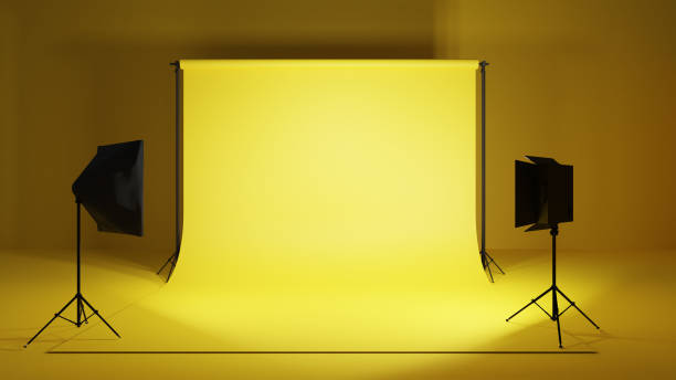 estúdio de fotos em branco vazio com equipamento de relâmpago, fundo amarelo - color image photography nobody studio shot - fotografias e filmes do acervo