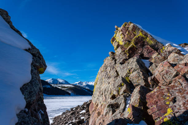 picos cobertos de neve ao redor do lago dillon - colorado - eua - lake dillon - fotografias e filmes do acervo