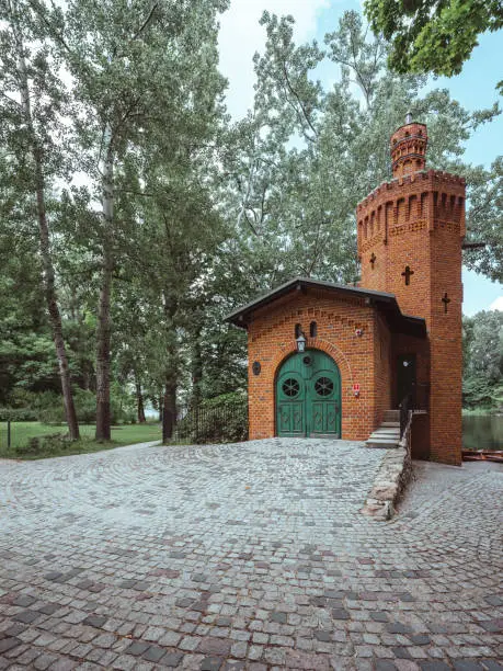 Building to serve as a water intake with underground outlets to supply fountains in different parts of the Wilanów garden with water.