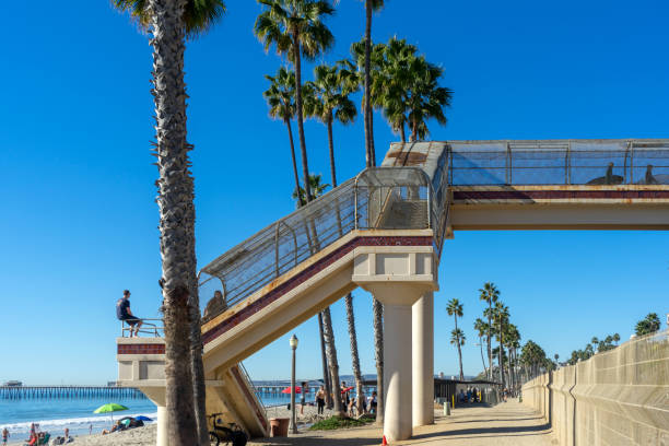 Pedestrian overpass bridge in San Clemente, CA San Clemente, CA, USA – November 13, 2021: The pedestrian overpass bridge gives access to the beach area in San Clemente, California. san clemente california stock pictures, royalty-free photos & images