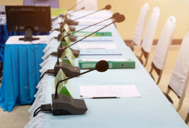 sala de reuniones y archivo de micrófono de escritorio en la mesa en la oficina conceptos de presentación del taller - sala de reuniones para directivos fotografías e imágenes de stock