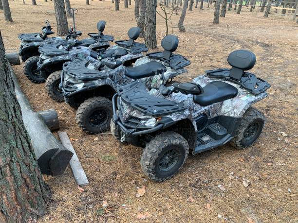 quady do jazdy w lesie. pojazdy czterokołowe do rozrywki na świeżym powietrzu. quad na tle lasu. - off road vehicle quadbike quad racing motocross zdjęcia i obrazy z banku zdjęć