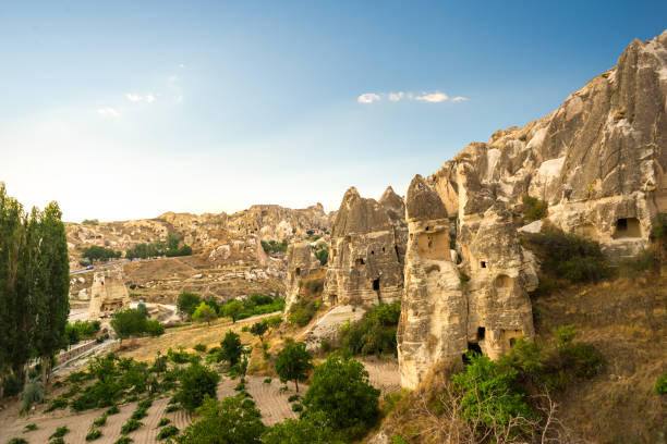 pátio de vinhos na capadócia - goreme rural scene sandstone color image - fotografias e filmes do acervo