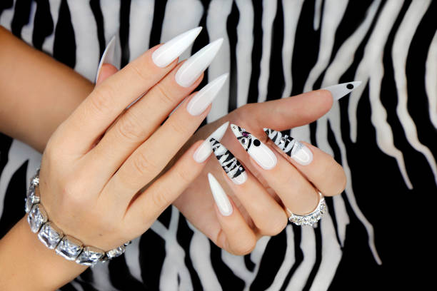 manicure in gel con motivo animalesco. - fingernail nail polish women human hand foto e immagini stock