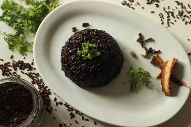 schwarzer reis pulao. eine eintopf-reiszubereitung mit schwarzem reis, ghee und gewürzen - rice paddy rice food short grain rice stock-fotos und bilder
