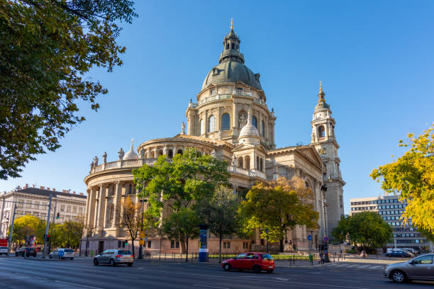 ブダペスト中心部の聖シュテヴノ大聖堂 - basilica building exterior built structure color image ストックフォトと画像